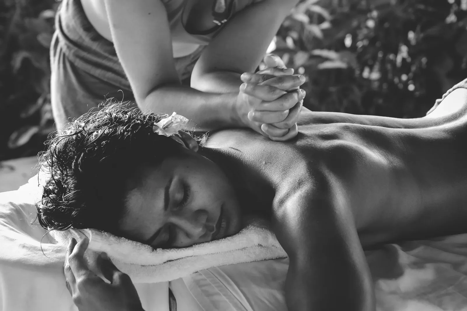 Geste de massage praticien Lyon