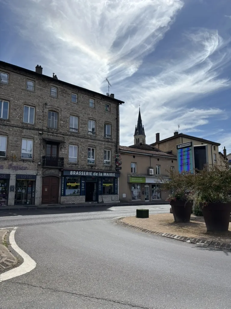 La Brasserie de la Mairie, avec le clocher en arrière-plan, centre du Village à Rillieux-la-Pape