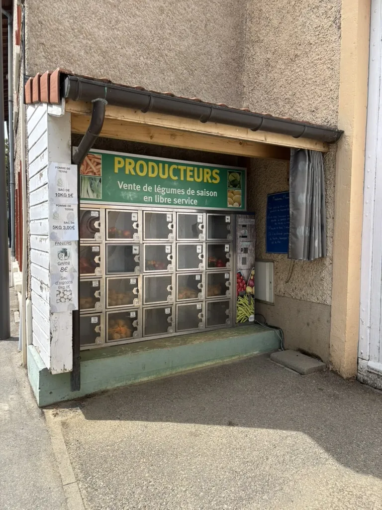 Distributeur automatique de légumes d'un producteur local, quartier de la Roue à Rillieux-la-Pape