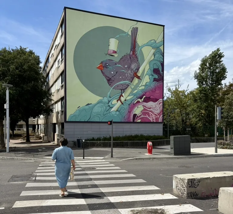 Fresque de street art représentant un oiseau sur un immeuble à Rillieux-la-Pape