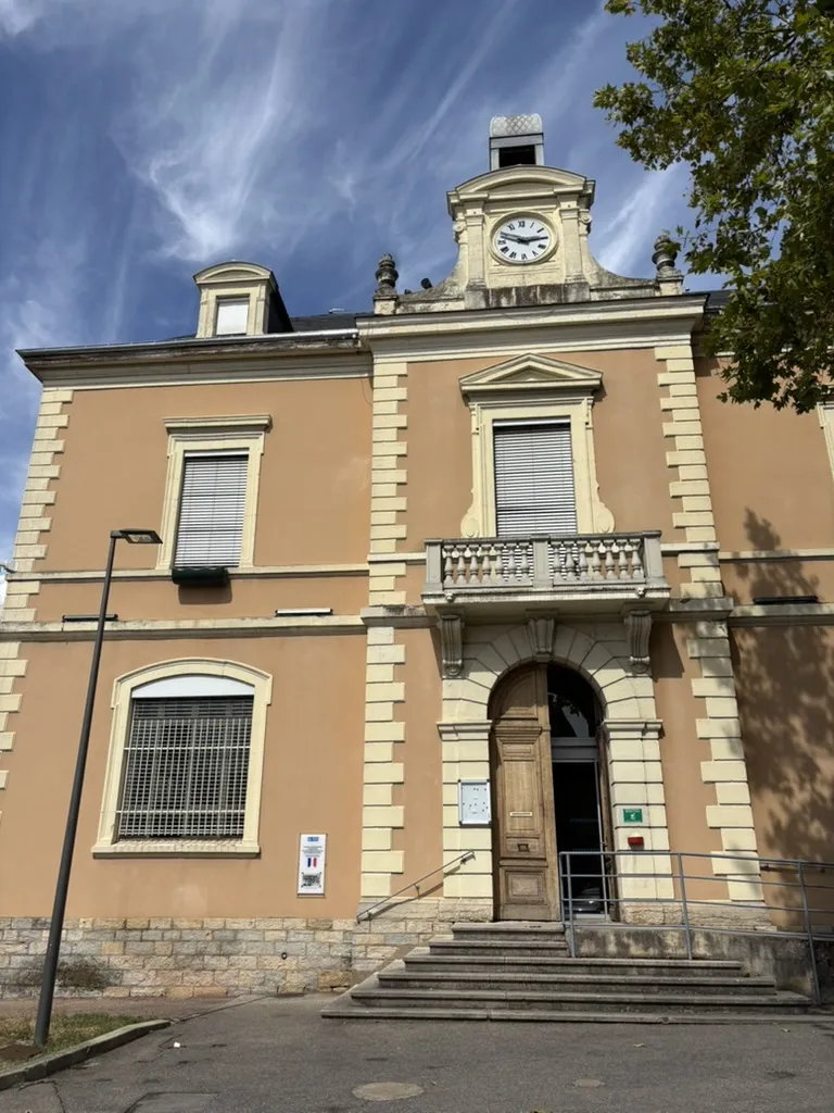 Bâtiment ancien avec horloge, centre du Village à Rillieux-la-Pape