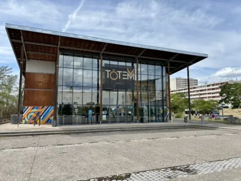 Façade d'Ô Totem, la MJC de Rillieux-la-Pape