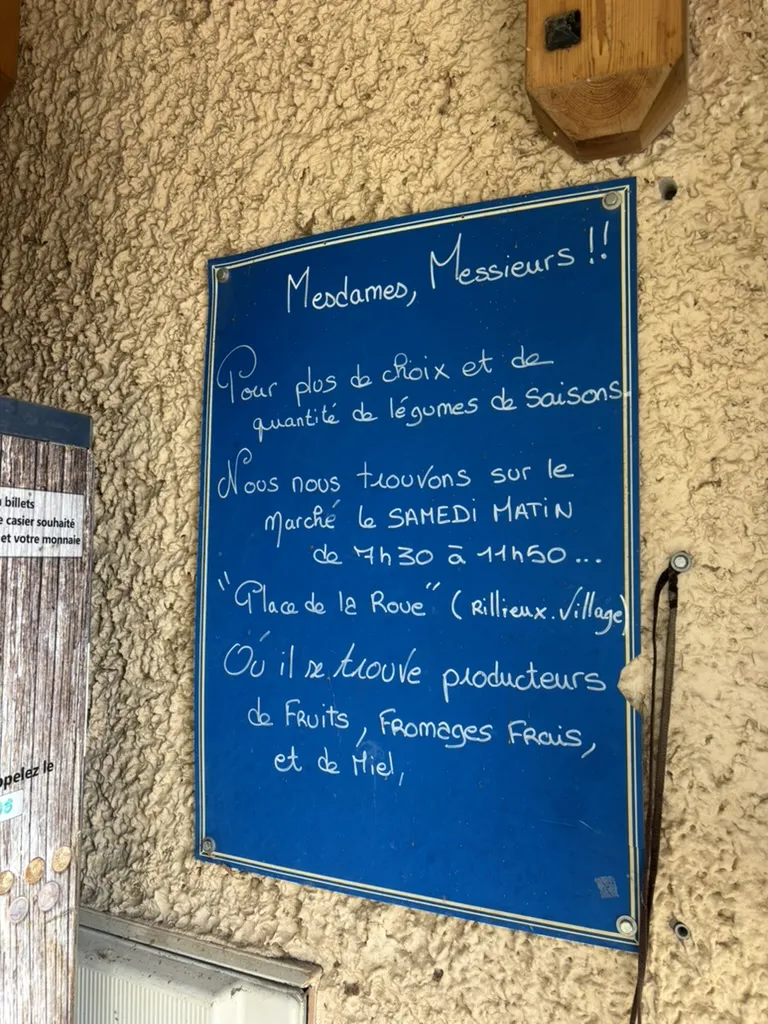 Panneau manuscrit annonçant le marché du samedi matin, Place de la Roue à Rillieux-la-Pape