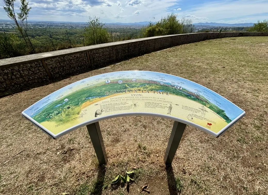 Panneau patrimonial présentant Rillieux-la-Pape, avec vue sur l'agglomération lyonnaise en arrière-plan